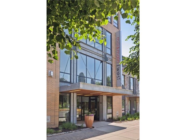 Building Photo - 401 SE Main St