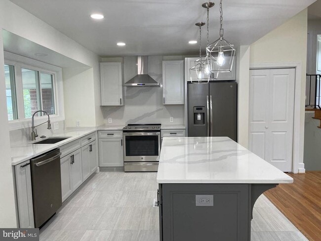 Building Photo - 9913 Pomona Dr