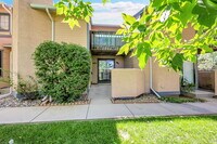 Building Photo - 3 Bed/1.5 Bath - Townhome in Colorado Spri...