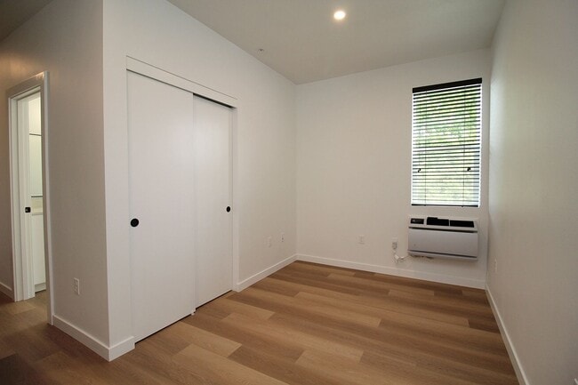 Building Photo - 2516 NE Flanders St