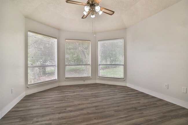 Building Photo - 10910 Scenic Dr