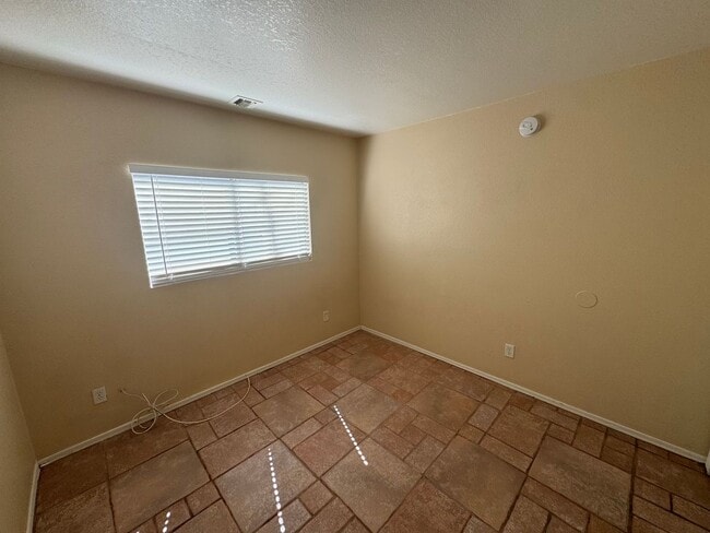 Building Photo - 3 Bedroom - 2 Bath - 1300 Sq. Ft. Home - Tucson