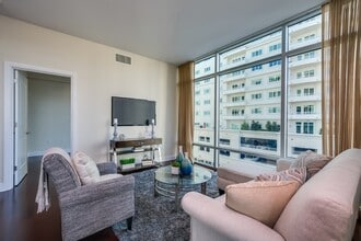 Building Photo - 101 S Eola Dr