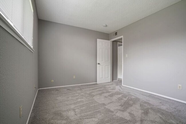 Building Photo - Beautiful duplex locate in Sacramento!