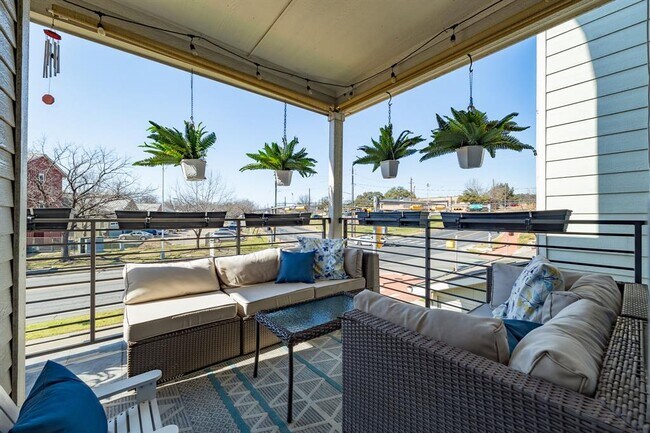 Building Photo - 2703 Halcyon Dr