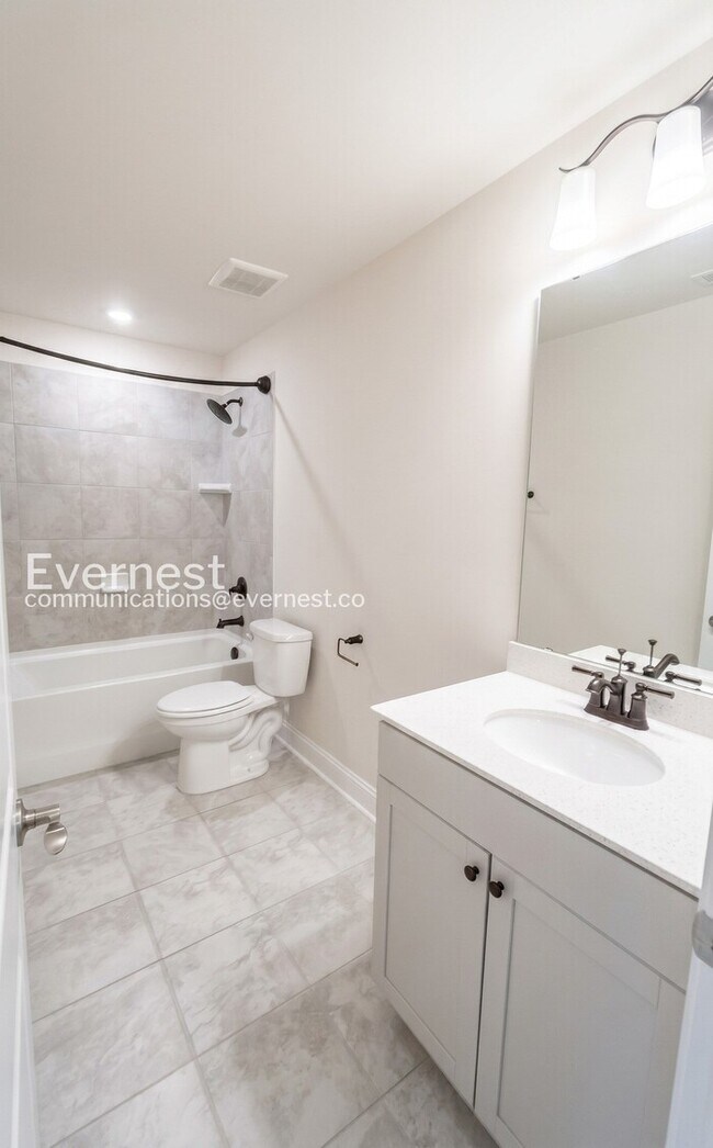 Building Photo - 5 Bed/3 Bath Home with Garage / Pet-Friendly / Available Now!