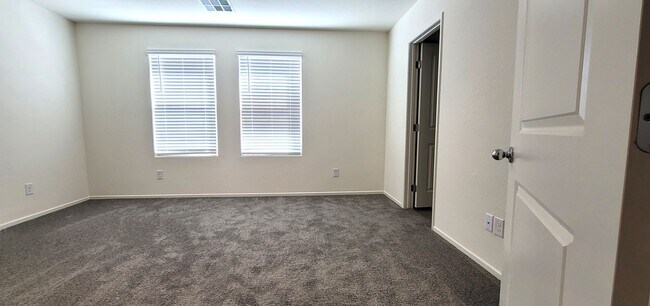 Building Photo - LIKE BRAND NEW AND BEAUTIFUL! 3 BEDROOMS, 2.5 BATHS