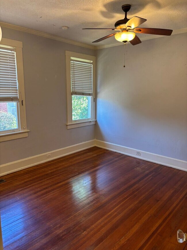 Building Photo - Lakebottom Area! Hardwood Floors Throughout! Call the office to schedule a tour!
