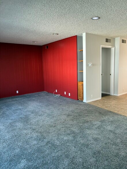 Large Living Room w/small bookshelf - 1520 Spruce St