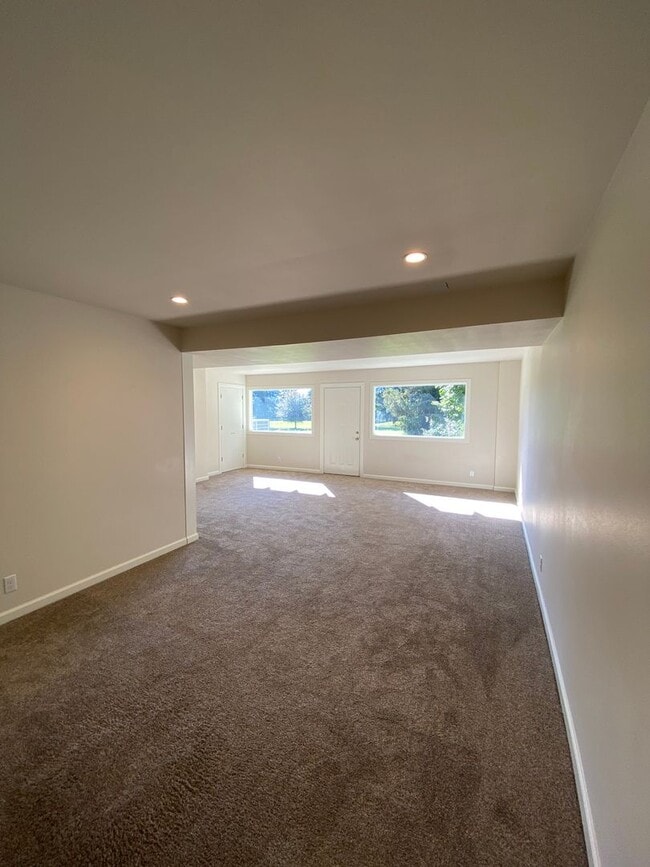 Building Photo - Four Bed, Two Bath Single Family Home with Fantastic View ON the Golf Course!