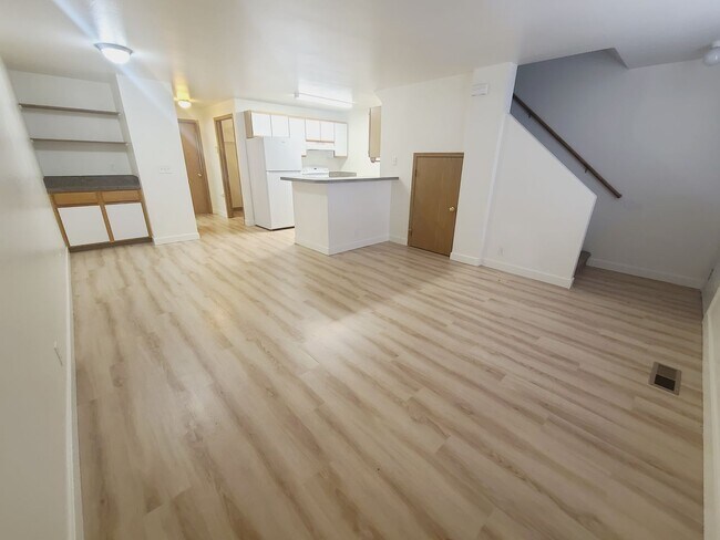 Building Photo - Beautiful 3 bed 2 bath Townhome in Boise!