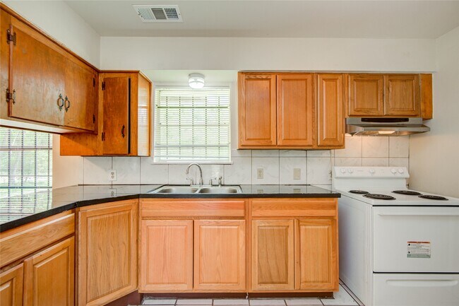Building Photo - 9526 Balsam Ln