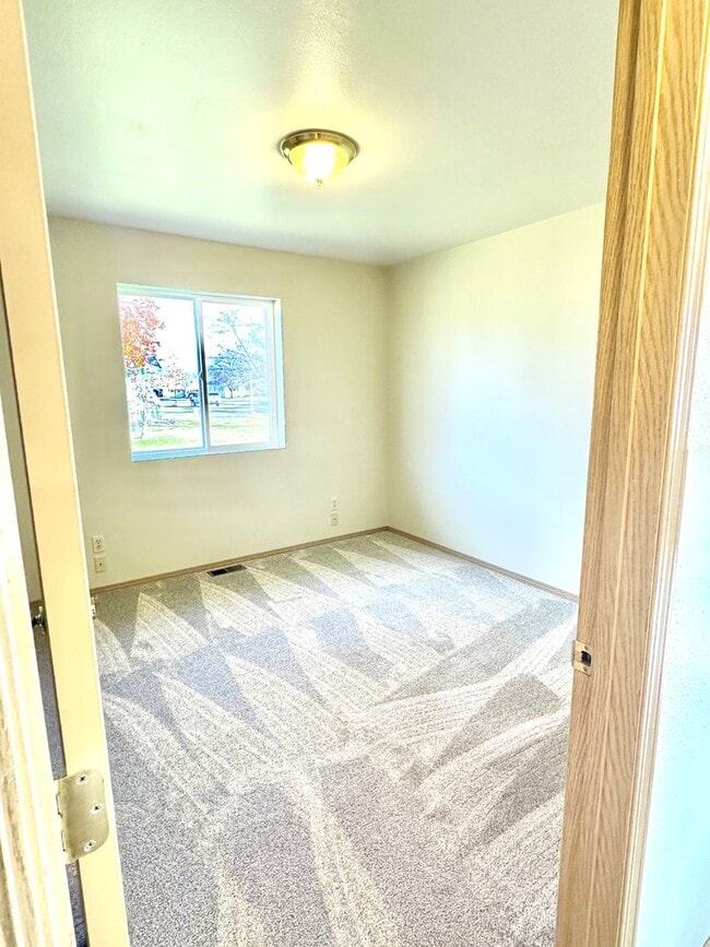 Building Photo - New remodeled Kalispell Home