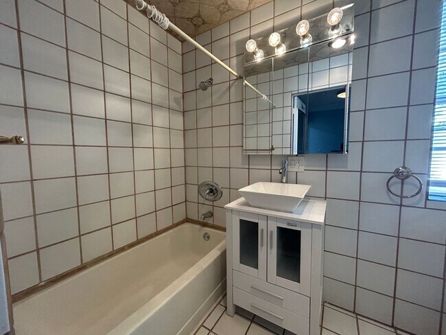 Building Photo - SPACIOUS 2 BEDROOM TOWNHOME IN LAS VEGAS COUNTRY CLUB