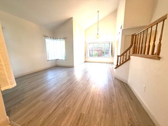 Building Photo - Beautiful 2 Story 4 Bedroom 2.5 Bath Home ...
