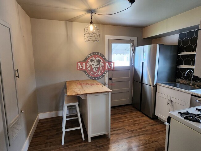Building Photo - Cozy 1 Bd 1 Bath Remodeled Duplex