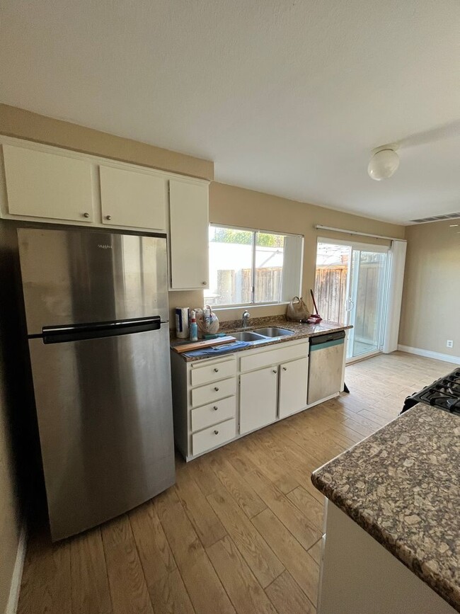 Building Photo - Spacious 3-Bedroom Townhome in Beautiful O...