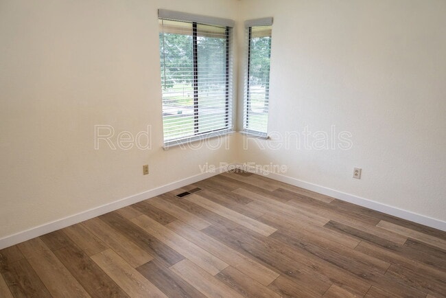 Building Photo - 1418 Tule Lake Dr S