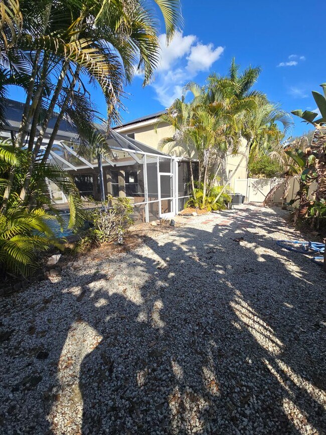 Building Photo - Newly Renovated 4/3 w/pool