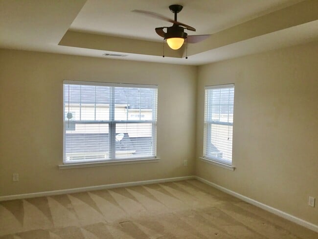 Building Photo - End Unit Townhome with Tons of Extra Storage!