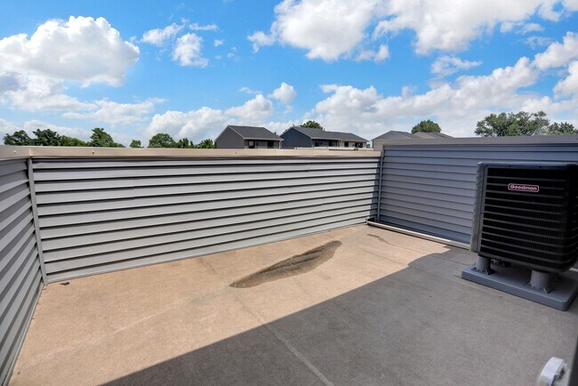 Building Photo - Luxury 4-Story Townhome with Rooftop Terrace!