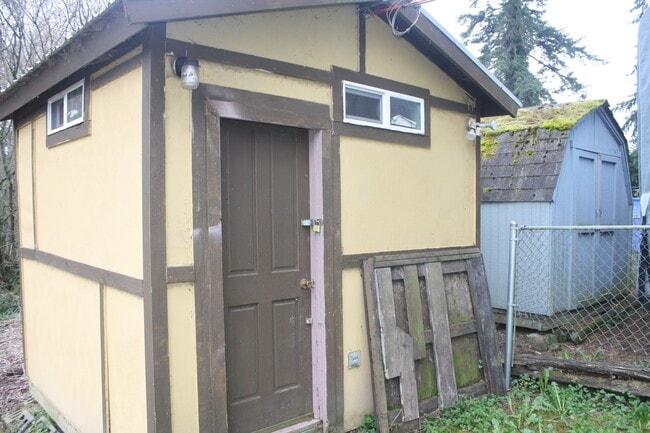 Building Photo - 2/3rd acre lot! 1 bdrm 1 bath. Store your ...