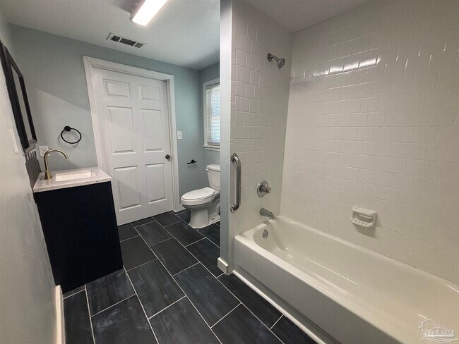 Building Photo - 1118 W Belmont St