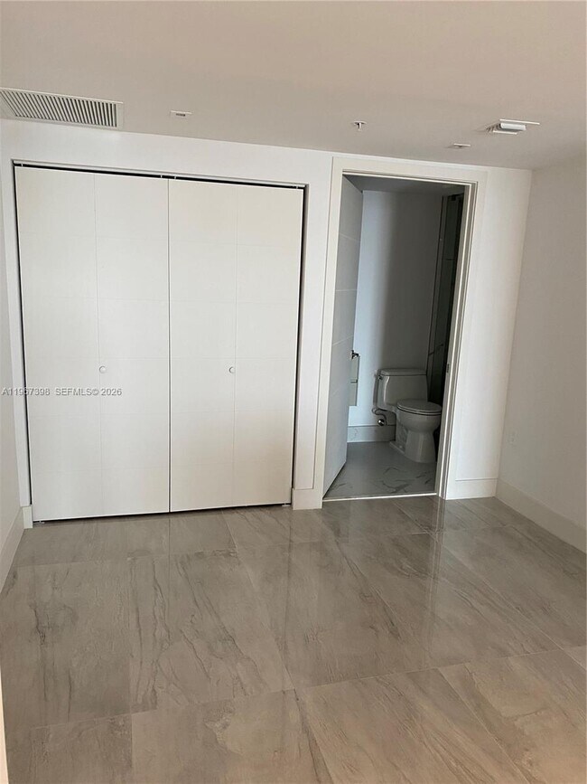 Building Photo - 9521 E Bay Harbor Dr