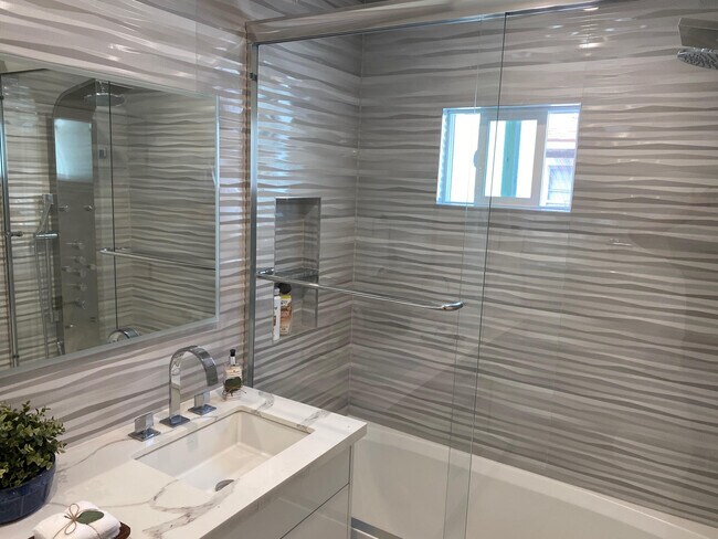 Building Photo - 662 Salem St