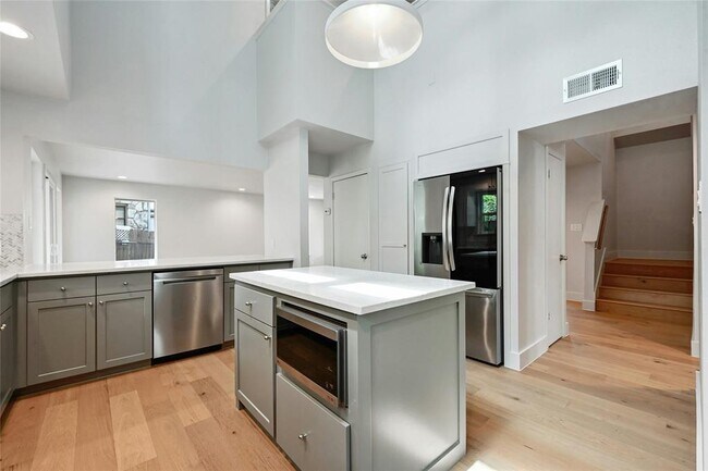 Building Photo - 1305 Kenwood Ave