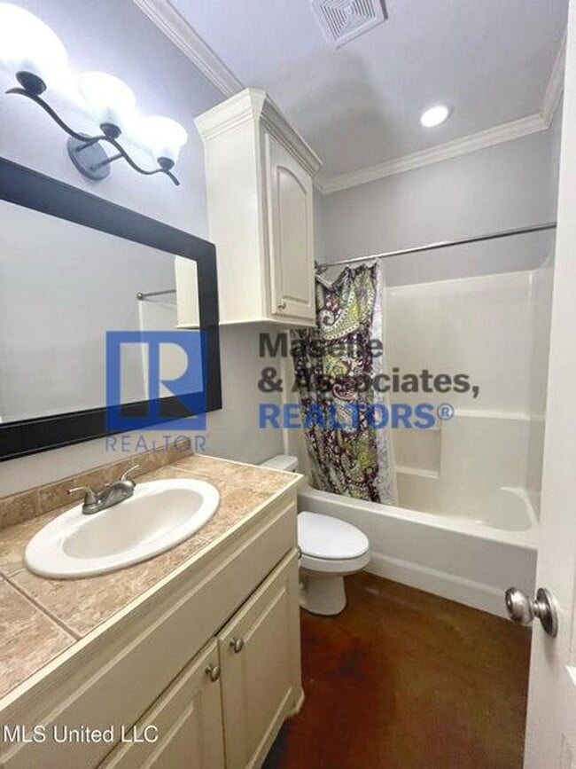 Building Photo - 3 bedroom/2 bath house in 042 Brandon!