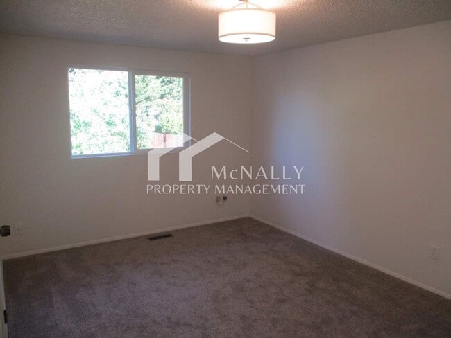 Building Photo - 4 Bedroom, 1.75 Bathroom Home in North Tacoma