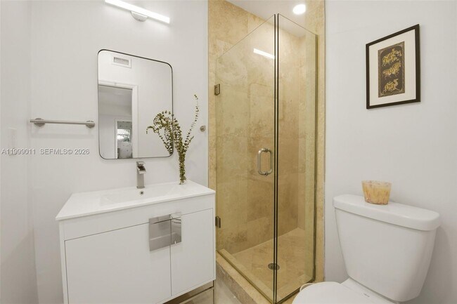 Building Photo - 725 W 51st St