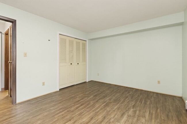 Building Photo - 2 Bedroom, 1 Bathroom Apartment, trash, water, and hot water heat included in rent.