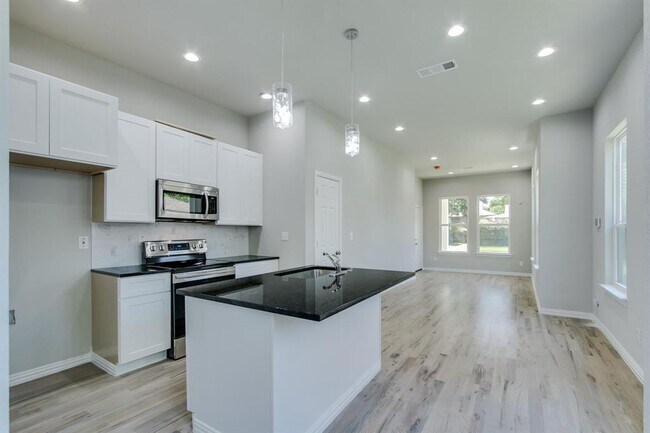 Building Photo - 1441 N Beckley Ave