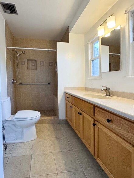 en suite bathroom for master bedroom - 4717 Druid St