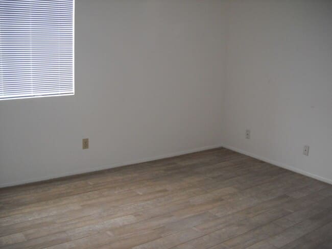 Building Photo - Cute floor level apt
