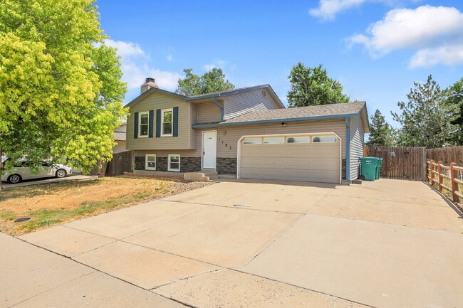 Building Photo - $2,720.95 - 4 bed, 2 bath, located in Aurora with attached Garage and In Unit Washer and Dryer!