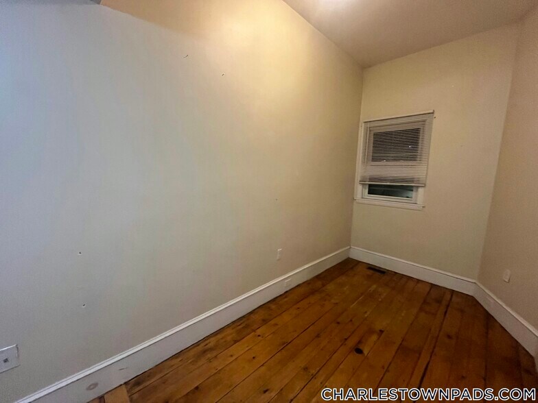 Building Photo - 28 Parker St