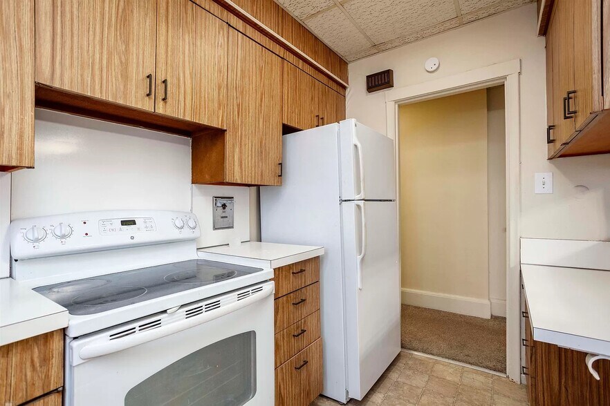 Building Photo - 1063 Beaconsfield Ave