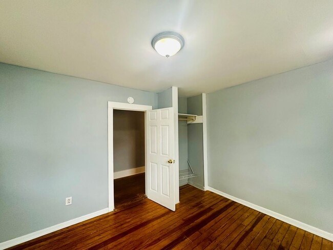 Building Photo - DOWNTOWN - 3 Bedroom/1 Bath - Located close to CFCC, downtown, riverwalk and restaurants