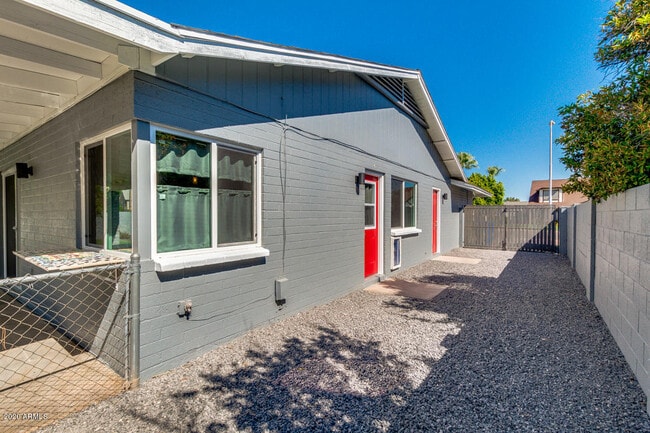 Building Photo - 1115 W Barrow Dr
