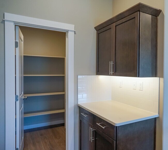 Building Photo - 3 bedroom 2 bath -3 car garage!