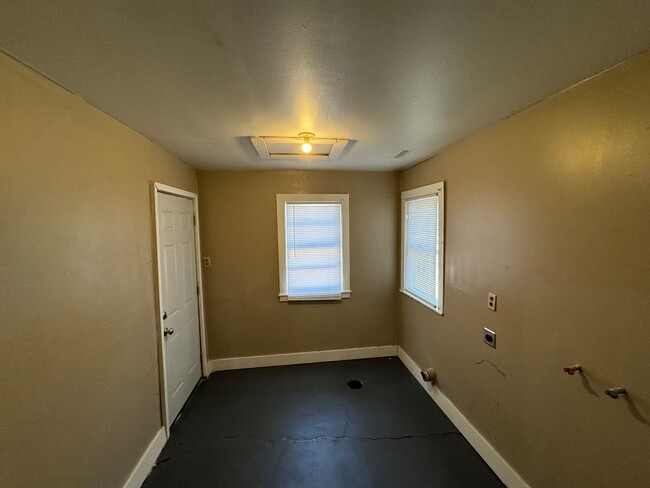 Building Photo - $875 - 3 bedroom/ 1.5 bathroom - Single Fa...