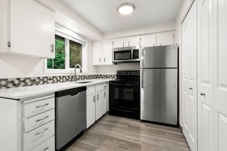 Building Photo - 885 SE Lambert Cir