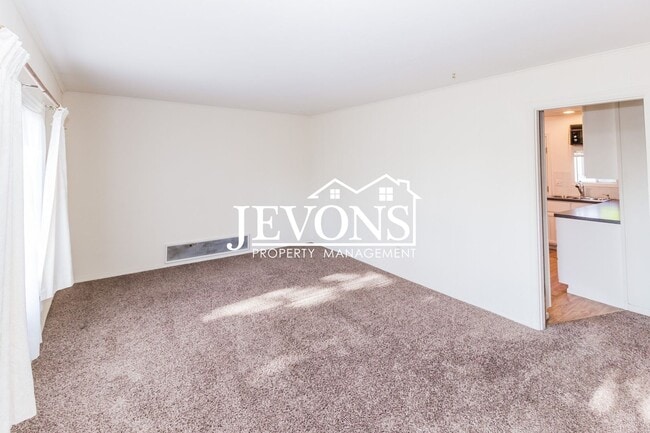 Building Photo - Jevons Property Management Presents this 2 bedroom and 1 bathroom property in the heart of Yakima