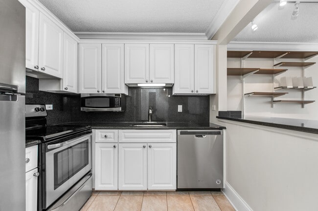 Building Photo - 111 W Maple St