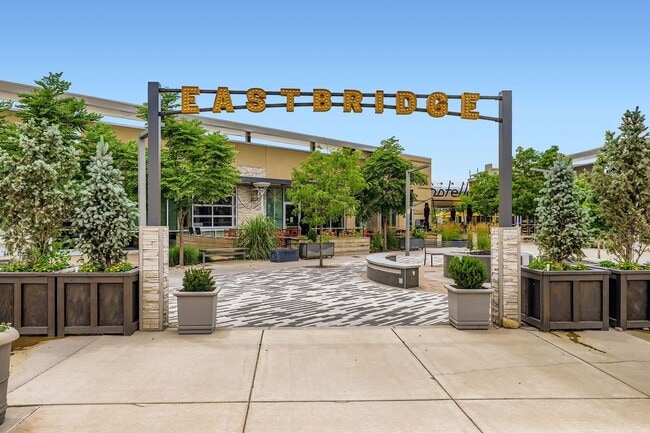 Building Photo - Charming 3 Bedroom