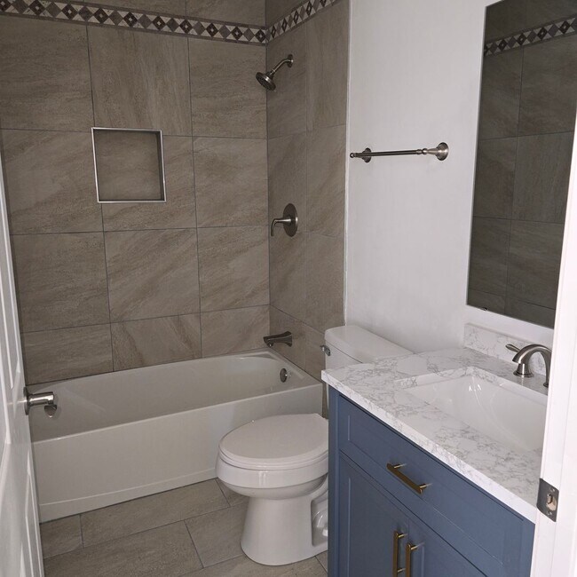 Building Photo - Fresh and Open Floor Plan!