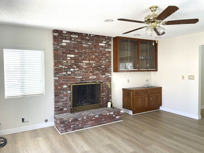 Building Photo - Charming 3-Bedroom Home with Modern Upgrad...